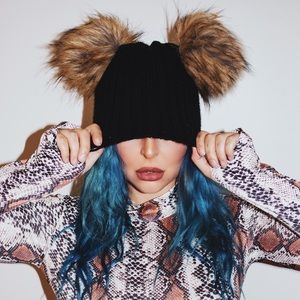 Oversized Pompoms Beanie